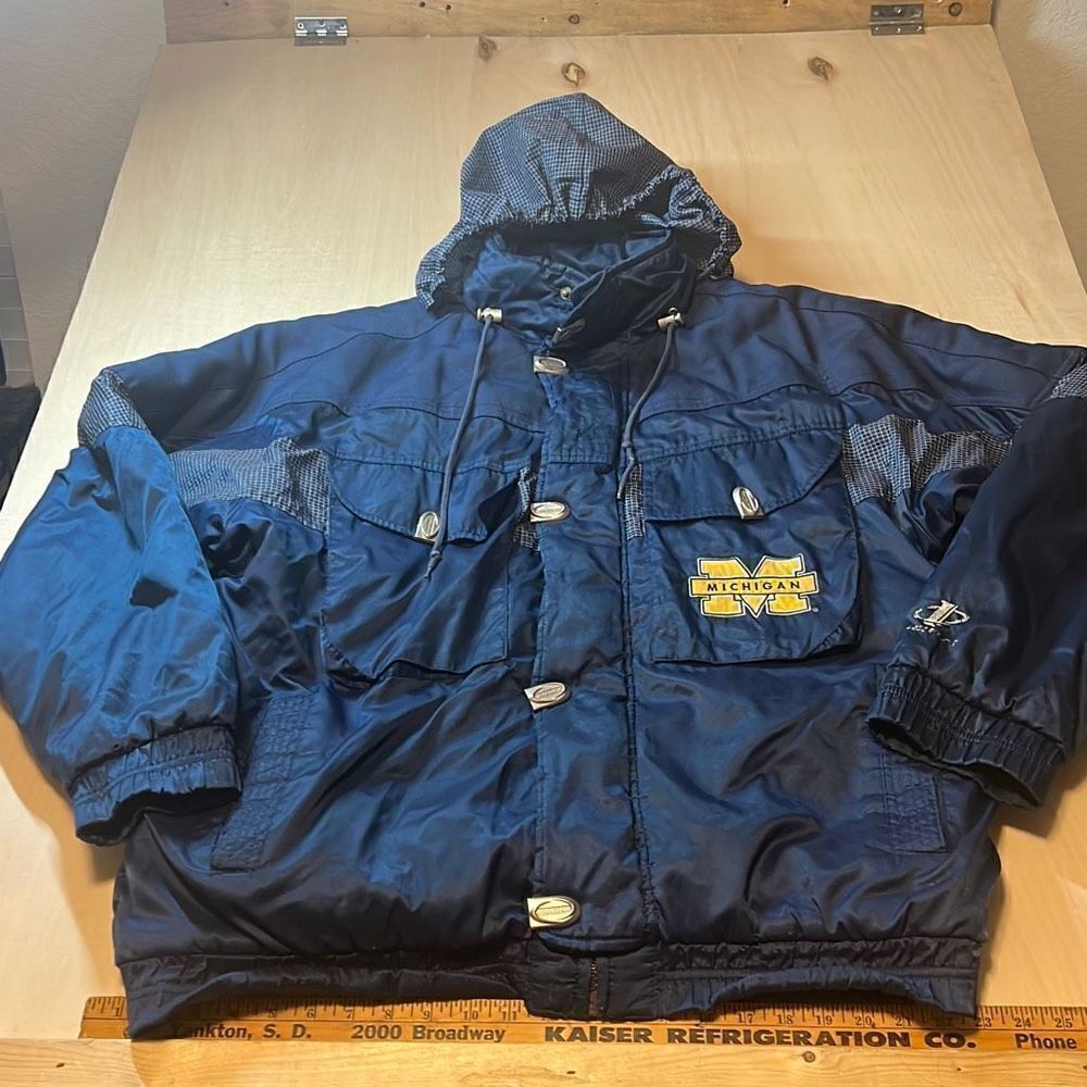 Michigan Wolverines Jacket Mens XLarge Logo Athletic Puffer Full Zip Jacket Spor